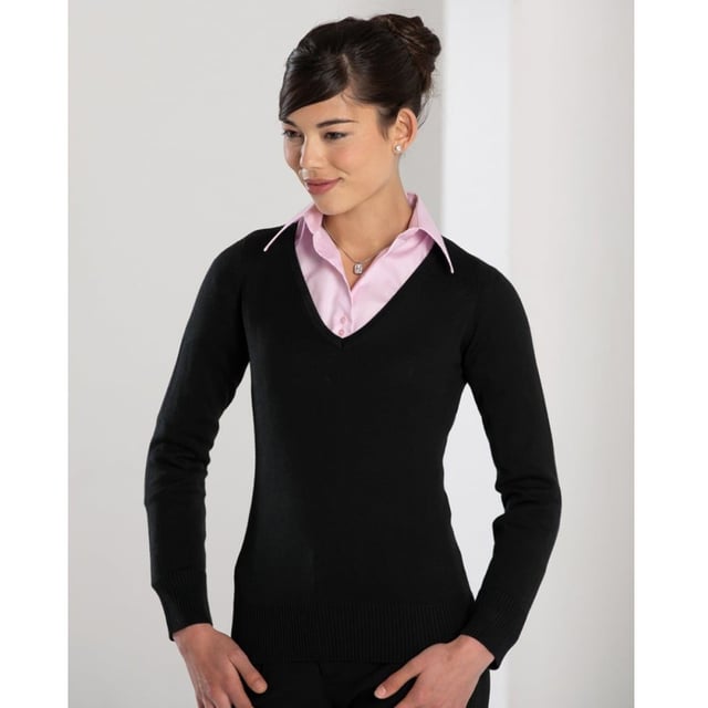 Der klassische, moderne, pflegeleichte Pullover mit V-Ausschnitt und femininer Passform - zum stilvollen Überziehen über Hemd oder Polo. Pflegeleichtes Baumwoll-Mischgewebe, das die Kühle und Leichtigkeit von Baumwolle mit der Weichheit, Wärme und Fleckenbeständigkeit von Acryl kombiniert. Elastan an den Ärmelbündchen und am Bund, um die Form und das elegante Aussehen zu bewahren. Modernes Styling. Eingesetzte Ärmel. Schnell trocknend. Umfangreiche Auswahl. Waschbar bei 40°c und trocknergeeignet. Feines Gestrick bietet eine hervorragende Oberfläche für Stickereien und Aufnäher. Auch in Herrengrößen erhältlich, Code 710M. Gewicht: 275g/m²,. Stoff: CottonBlend 50% Baumwolle 50% Acryl. Größe: XXS Brustumfang 28-30, Kleidergröße 6. XS Brustumfang: 30-32, Kleidergröße 8. S Brustumfang 32-34, Kleidergröße 10. M Brustumfang 34-36, Kleidergröße 12. L Brustumfang 36-38, Kleidergröße 14. XL Brustumfang 38-40, Kleidergröße 16. 2XL Brustumfang 40-42, Kleidergröße 18. 3XL Brustumfang 42-44, Kleidergröße 20. 4XL Chest To Fit (ins) 44-46, Kleidergröße 22.RUSSELL COLLECTION - eine Auswahl an Herren- und Damenbekleidung in einer großen Auswahl an Stilen, Farben und Größen.