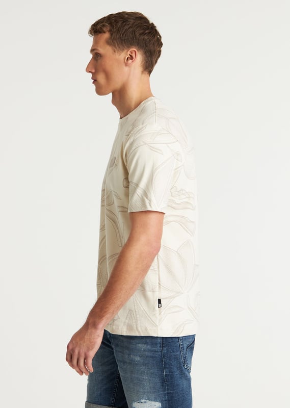 Das Wild ist ein Regular-Fit-T-Shirt mit einem Allover-Blumenmuster. Hergestellt aus Interlock-Baumwolle und versehen mit charakteristischen CHASIN'-Details.