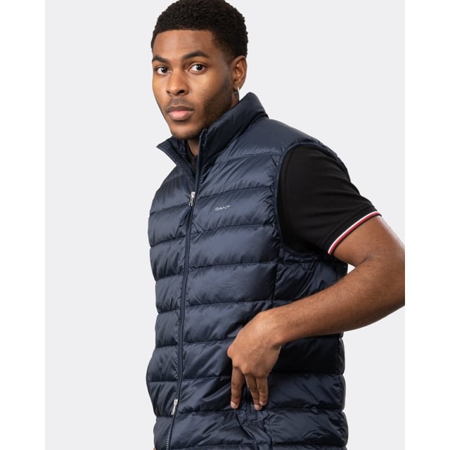 Crafted in a lightweight recycled polyester with a water-repellent finish, this Light Down Vest adds a perfect layer of warmth when the temperatures suddenly drop. With a length that falls slightly above the hips, interior zip and patch pockets and its straight channel quilting, this vest is a must-have for cooler mornings or evenings out after sundown.
Regular fit  Printed logo at chest  Water-repellent  Fully lined
Shell - Recycled Polyester 100%, Lining - Recycled Polyester 100%, Padding - Down 90%, Feathers 10%
7006299