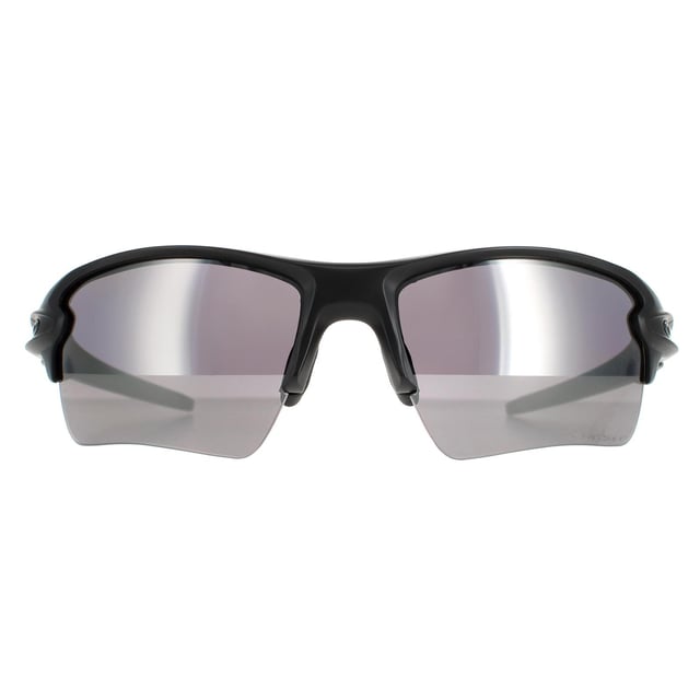 Las gafas de sol Oakley Wrap para hombre Matte Black PRIZM Black polarizadas antiaéreas 2.0 XL pertenecen a la colección Performance de Oakley y presentan una montura de tamaño estándar con una cobertura de lente mejorada con una lente más profunda en la montura semicontorneada que consigue incluso más agarre que las encarnaciones anteriores Con las varillas así como las plaquetas nasales totalmente recubiertas de unobtanio que se agarra más con la transpiración. La lente Prizm Road está específicamente diseñada para mejorar tu visión y que puedas ver fácilmente obstáculos como rocas y pistas.
