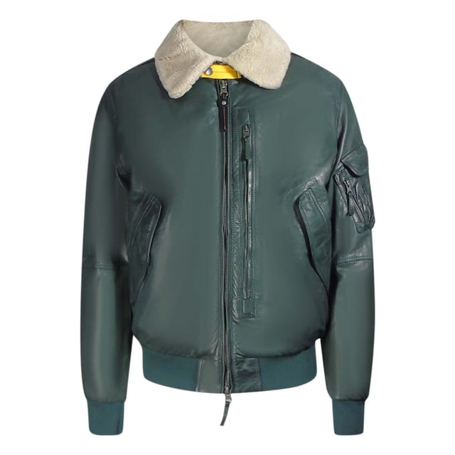 Blijf warm en stijlvol in de Parajumpers Green Coat. Deze luxe herenjas is gemaakt van lamsleer, met geisoleerde stof die warmte vasthoudt en beschermt tegen de elementen. Geef stijl niet op voor comfort - maak een statement! Bovenmateriaal: 100% leer, ritssluiting, kraag, groen leren jack