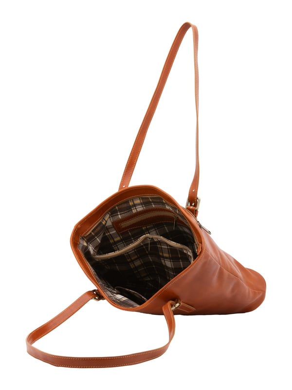 Bolso bandolera para mujer. El cierre es con cremallera. Los bolsillos internos son dos con cremallera y dos abiertos. Los bolsillos externos son uno en la espalda con cremallera. Falta la correa para el hombro. El mango es de piel. Hay dos compartimentos internos. El material exterior es auténtica piel de vacuno. Internamente está forrado en algodón. Medidas: 31x41x10 cm. Hecho en Italia