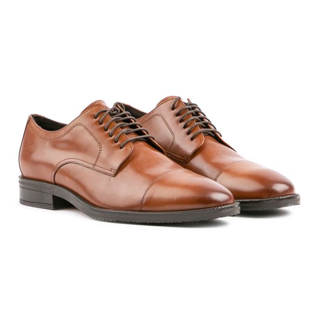 A True Classic That Will Never Go Out Of Style, The Modern Essentials Cap Toe Oxford Is Ready For The Boardroom Or A Night Out. Featuring Smooth Leather, Timeless Cap-toe Details, A Rubber Outsole For Sure-footed Grip.