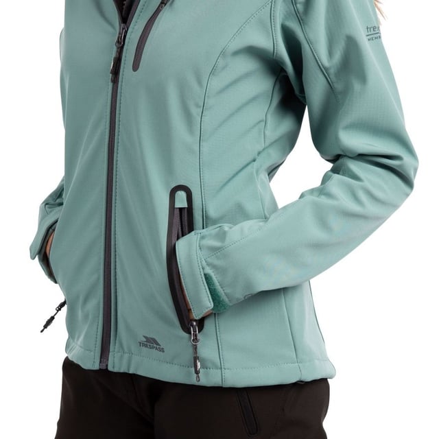 Wasserdichte Jacke mit verstellbarer, abnehmbarer Kapuze. Kontrastfarbene Reißverschlüsse. 3 flache Reißverschlusstaschen. Flache Manschette mit verstellbarer Lasche. Kinnschutz. Kordelzug am Saum. Wasserdicht 8000mm, atmungsaktiv 3000mvp, winddicht. 94% Polyester, 4% Elastan, TPU-Membran. Trespass Womens Chest Sizing (ca.): XS/8 - 32in/81cm, S/10 - 34in/86cm, M/12 - 36in/91.4cm, L/14 - 38in/96.5cm, XL/16 - 40in/101.5cm, XXL/18 - 42in/106.5cm. Bitte beachten Sie: Passt größengetreu und liegt in der Taille eng an.