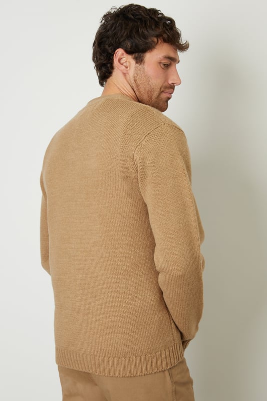 Be comfortable in style in this button down, knitted cardigan from Threadbare. With a V-neckline, ribbed cuffs and hem, this button up cardigan is the perfect addition to your wardrobe. Complete with branded metal tab above the hem, five mock horn buttons and two patch pockets. Made from a super-soft yarn with wool, this style is ideal for layering. Pair with dark denim jeans, a white t-shirt and boots for a stylish, casual look.