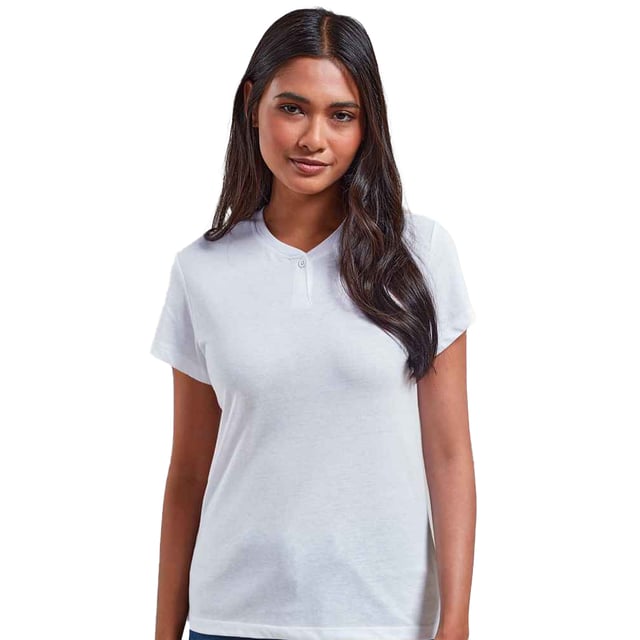 60% Cotton, 40% Recycled Polyester. Fabric: Soft Touch. Design: Plain. Neckline: Buttoned. Fit: Modern. Sleeve-Type: Short-Sleeved. 1 Button Placket, Branded Collar, Easy-Care, Twin Needle Stitching. 160gsm. Sustainability: Sustainable Materials.