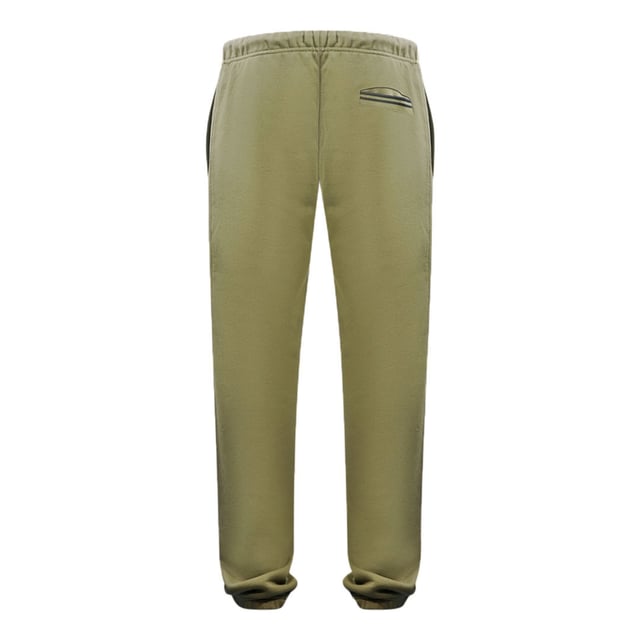 Pantalones deportivos de color verde militar con lazo en la espalda de Fred Perry. Eleva tu look con estos elegantes pantalones deportivos Fred Perry. El tejido loopback es increíblemente cómodo y ligero. Disfruta de un estilo elegante perfecto para cualquier actividad, mientras que la cintura con cordón ajustable te mantendrá cómodo durante todo el día. Haga una declaración audaz que nunca comprometa la calidad. 1 bolsillo trasero, pantalones con puños, pantalón deportivo verde Fred Perry. Cintura con cordón, cintura elástica y pernera con puños, pantalones deportivos con bucle trasero. Diseño de rayas en el bolsillo trasero izquierdo. Código de estilo: T2515 B57