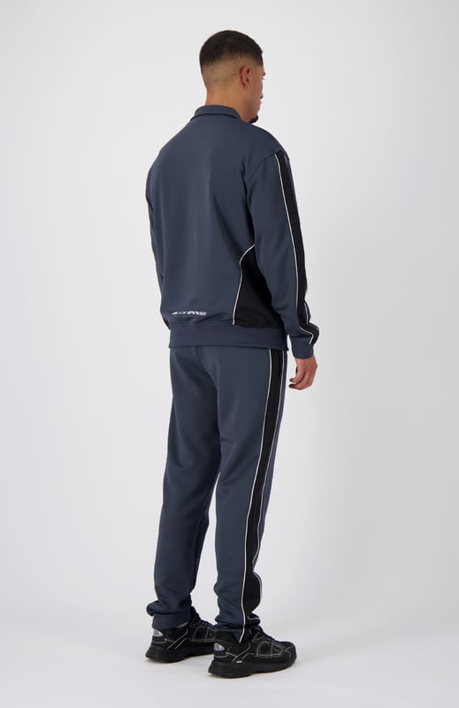 100 % Polyester Hoher Kragen mit durchgehendem Reißverschluss Schwarzes BNNS-Logo auf der Brust Zwei Reißverschluss-Fronttaschen Mit Streifen an den Ärmeln Kombinierbar mit PANEL-V1 TRACKPANTS 