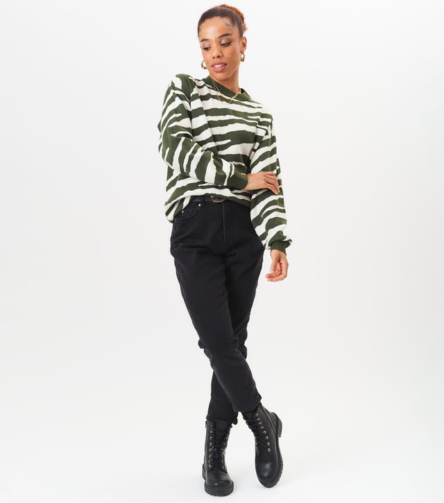 Oversized jumper med zebramönster Släpp loss din vilda och snygga sida med vår Zebra Print Oversized Jumper. Med ett djärvt zebramönster och överdimensionerad passform är den här jumpern perfekt för att göra ett modeuttalande samtidigt som den är bekväm. Uppgradera din garderob och sticka ut från mängden med detta unika plagg.MåttApprox. längd- 75cm