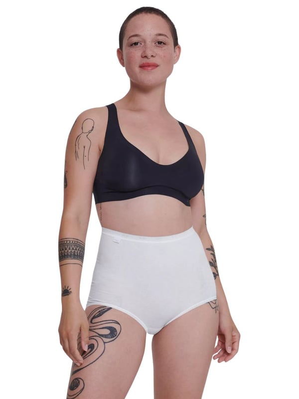 Maxi Slip für Frauen im praktischen 4er Pack von der Marke Sloggi. Einfarbige Shorts mit kleiner Spitze am Bund und Beinabschluss. Hoher Tragekomfort und perfekte Passform.