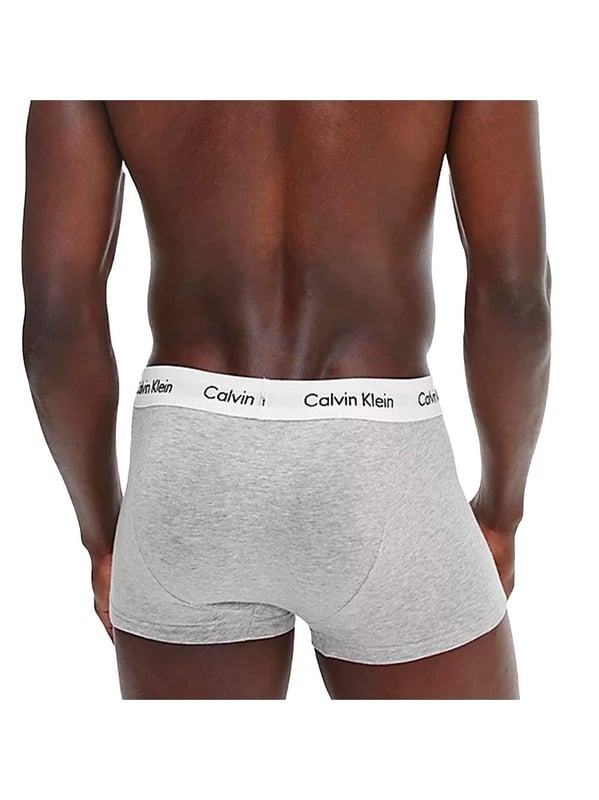 3er-Pack Calvin Klein Boxershorts.
 Elastischer Gummibund mit durchgehend eingesticktem Markennamen.
 Bequemer und atmungsaktiver Stoff.
 Anatomische Vorderseite, mit der Möglichkeit zu halten, ohne zu drücken.
 Saumschnitt mit geripptem Abschluss.
 Nähte im Ton sichtbar.
 Komposition: 95 % Baumwolle, 5 % Elastan.
 Pflege:
Pflege:
 - Bei maximaler Temperatur waschen. 40 °C.
 - Benutzen Sie keine Bleiche.
 - Unterstützt die chemische Reinigung.
 - Ermöglicht die Verwendung eines Trockners.
 - Bei maximaler Temperatur bügeln. 130 °C.