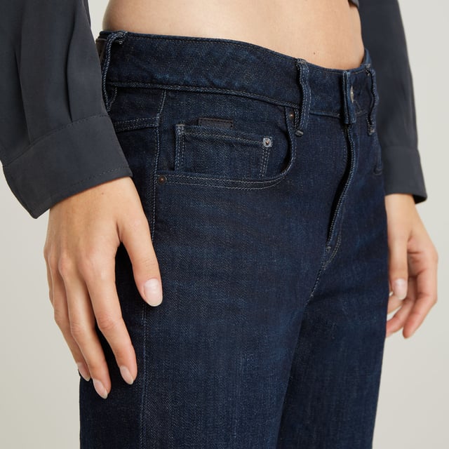 Low waist. Relaxed fit at hips and thighs, soft tapered towards the ankles. 5 pockets. Zip fly. Label at the back waist- cow grain leather. Zip & button closure. Low waist. Designed by G-Star RAW, this is a world's 1st Cradle to Cradle Certified® Gold Stretch Denim Fabric. It is our follow up to the world's 1st non-stretch Cradle to Cradle Certified® Gold denim fabric, which we introduced to the market in February 2018. Developed with RFTPi-Raw for the Planet Indigo-world’s cleanest indigo dyeing process, formulated in partnership with DyStar®, G-Star and Artistic Milliners. RFTP-Indigo uses 15% less indigo, 70% less chemicals, no salts, and produces no salt by-product during reduction and dyeing process, saving water and leaving clean and recyclable water effluent. Boyfriend