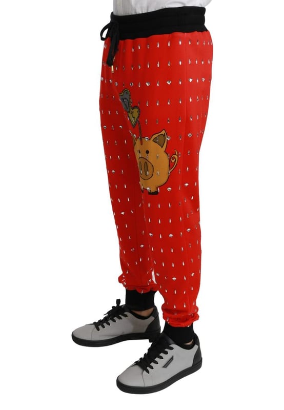 Preciosos pantalones de chandal de Dolce & Gabbana.
  Estampado de hucha roja con cristales.
  Ajuste regular.
  Detalles del logotipo.
  Fabricado en Italia.
  Muy exclusivo y de alta artesania.
  Material: 100% algodon.