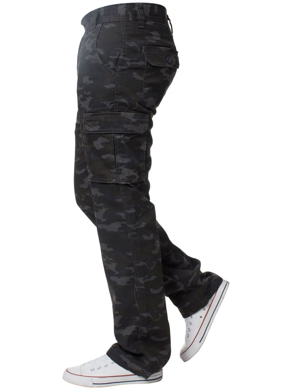 These KZ116 Kruze Camo Work Pants Features 2 Front Pockets, 2 Buttoned Back Pockets, 2 Velcro Side pockets and a zip fly fastening. Crafted with 65% Polyester and 35% Cotton, these Combat Trousers are a loose fit with adjustable toggle to the hems.
