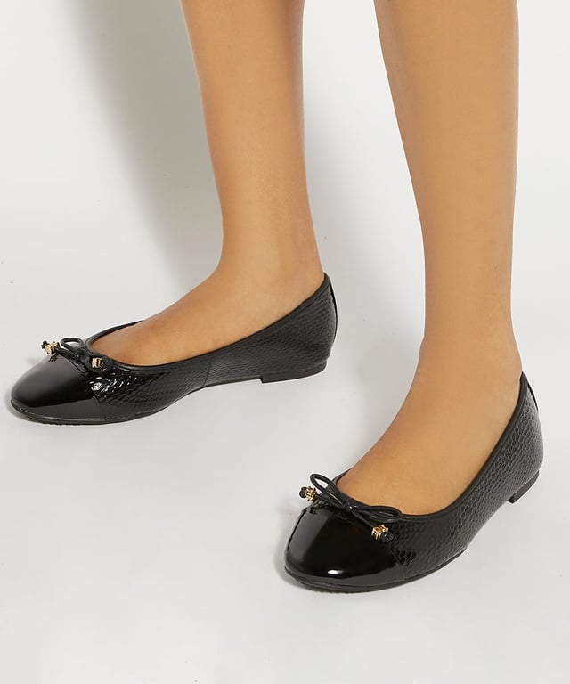 Classic ballet flats like our wide-fit Hallo style are a Dune London signature. This round-toed silhouette culminates in a chic quilted footbed and bow detailing that is enhanced with or bespoke branding charm. Finished with a toe top, this versatile style pairs perfectly with everything in your everyday wardrobe.