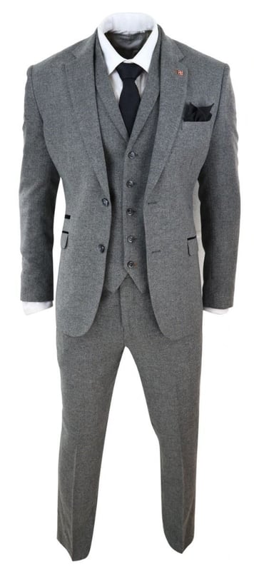 Un traje es un elemento básico clave en el guardarropa de cualquier hombre y este no es una excepción a esta regla no escrita. Elegante, elegante y sofisticado, luce perfecto con este traje de tweed de lana gris de tres piezas de primera calidad con diseño de espiga, que presenta un corte ajustado, con un ajuste más ceñido en el pecho y pantalones ajustados más estrechos. La chaqueta de dos botones tiene una caída hermosa y tiene una construcción de media lona que se adapta a la forma de tu cuerpo cuanto más la uses. Los ribetes de terciopelo en contraste en los bolsillos, los puños abotonados y una abertura trasera única le dan al traje un toque clásico de refinamiento. Un chaleco de tweed a juego completa el traje de tres piezas con un estilo de botonadura sencilla con bolsillos clásicos a medida y un ajustador trasero para garantizar que puedas crear tu ajuste ideal. El traje es atemporal y contemporáneo al mismo tiempo y te permite lucir lo mejor posible durante todo el día. Combínalo con un chaleco a juego, una camisa blanca y zapatos para un acabado elegante. - Nota: La cintura de los pantalones es 15 cm más pequeña que la talla correspondiente de la chaqueta. Por ejemplo, un abrigo de 34'' + pantalones de 28'', un abrigo de 36'' + pantalones de 30'', un abrigo de 38'' + pantalones de 32'', un abrigo de 40'' + pantalones de 34'', un abrigo de 42'' + pantalones de 36'', una chaqueta de 44'' + pantalones de 38'', una chaqueta de 46'' + pantalones de 40'', una chaqueta de 48'' + pantalones de 42'', una chaqueta de 48'' + pantalones de 44'' y una chaqueta de 52'' + pantalones de 46''.