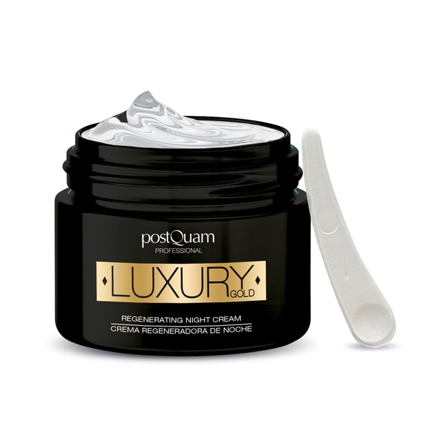 Crema regeneradora de noche - Luxury Gold 50 ml
Ref. PQEGOLD02

Descripción
Crema regeneradora de noche - Luxury Gold
50 ml

Crema nutritiva, que ejerce un efecto calmante, regenerante e hidratante sobre las pieles maduras restaurando su barrera lípidica y facilitando la reproducción celular nocturna.

Principios activos:
- Vitaminas F y E(al 0.2% cada una): nutritivos
- Aceites naturales de rosa mosqueta(1%): aceites regenerantes
- Oro(1%) con acción anti edad y protectora frente a agresiones físicas y químicas
- Renovage: activo que prolonga la vida celular mejorando todos los síntomas de la senescencia
Período de conservación
12 meses tras apertura
Modo de empleo
Aplicar cada noche en rostro. Se puede utilizar como base de maquillaje.
Ingredientes
AQUA (WATER), GLYCERIN, STEARIC ACID, GLYCERYL STEARATE SE, CYCLOPENTASILOXANE, ETHYLHEXYL METHOXYCINNAMATE, CETEARETH-20, BUTYROSPERMUM PARKII BUTTER, LANOLIN, TRITICUM VULGARE GERM OIL (WHEAT GERM OIL), ROSA MOSCHATA SEED OIL (ROSEHIPS OIL), ISOPROPYL PALMITATE, RICINUS COMMUNIS SEED OIL (CASTOR OIL), SODIUM HYALURONATE, GOLD, TEPRENONE, CAPRYLIC/CAPRIC TRIGLYCERIDE, PROPYLENE GLYCOL, GLYCERYL LINOLEATE, GLYCERYL LINOLENATE, TOCOPHERYL ACETATE, CARBOMER, POLYMETHYLSILSESQUIOXANE, MICA, TITANIUM DIOXIDE, BHT, TRIETHANOLAMINE, DIAZOLIDINYL UREA, IODOPROPYNYL BUTYLCARBAMATE, DISODIUM EDTA, IRON OXIDE, PARFUM (FRAGRANCE)