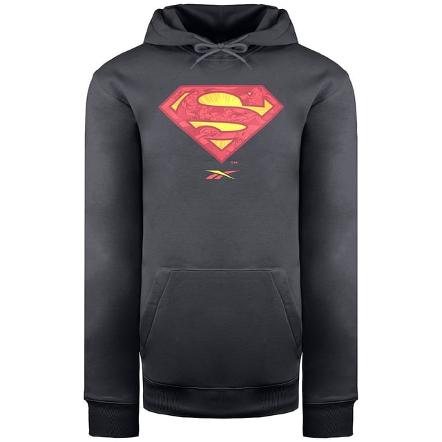 La sudadera con capucha Reebok x DC Superman Men's Dark Graphite es una llamativa prenda de moda que combina a la perfección el mundo del diseño de inspiración atlética con el legendario emblema de Superman. Esta sudadera con capucha no solo demuestra tu amor por el Hombre de Acero, sino que también te garantiza comodidad y estilo.

Características principales:

 Diseño inspirado en el superhéroe:  La sudadera con capucha presenta el logo de Superman, reconocible al instante, que celebra la fuerza y el heroísmo del legendario personaje de DC Comics. El color grafito oscuro complementa el emblema, creando un look llamativo y atrevido.

 Tejido cómodo:  Confeccionada con una mezcla de materiales de alta calidad, esta sudadera con capucha ofrece un tacto cómodo y suave sobre la piel, manteniéndote cómodo y relajado durante todo el día.

 Capucha con cordones:  La capucha ajustable con cordones te permite personalizar el ajuste y añade un elemento informal e inspirado en el streetwear a tu atuendo.

 Bolsillo canguro:  El bolsillo canguro delantero cumple una función funcional y elegante a la vez, ya que ofrece un espacio práctico para mantener las manos calientes o guardar pequeños objetos esenciales.

 Puños y bajo de canalé:  Los puños y el dobladillo acanalados garantizan un ajuste seguro, ayudan a conservar el calor y hacen que esta sudadera con capucha sea adecuada para el tiempo más fresco.

 Marca Superman:  El prominente emblema de Superman en la sudadera muestra con orgullo tu admiración por el Hombre de Acero y añade una estética moderna e inspirada en la cultura pop.

 Estilo versátil:  Esta sudadera con capucha es ideal para la ropa informal, el estilo callejero o para mostrar tu amor por Superman. Combina sin esfuerzo con vaqueros, joggers o pantalones cortos, dándote la flexibilidad de crear diferentes looks.

 Construcción de calidad:  Reebok es famosa por sus productos de alta calidad, y esta sudadera con capucha está fabricada para soportar un uso regular, manteniendo su aspecto elegante con el paso del tiempo.