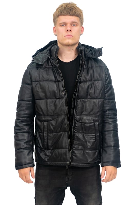 Experimente la calidez y el estilo con nuestra chaqueta acolchada con capucha de cuero negro. Confeccionada con el mejor cuero napa de cordero, esta chaqueta ofrece una sensación lujosa y flexible a la vez que proporciona un excelente aislamiento. Las cremalleras YKK garantizan una funcionalidad suave y durabilidad. Con dos bolsillos exteriores en la cintura y dos bolsillos interiores, tendrá un amplio espacio para mantener sus elementos esenciales seguros. La capucha desmontable agrega versatilidad, lo que le permite adaptarse a las condiciones climáticas cambiantes. Ya sea que esté paseando por la ciudad o explorando el aire libre, esta chaqueta combina comodidad y estilo a la perfección. • Confeccionada con el mejor cuero napa de cordero para una sensación lujosa • Cremalleras YKK para una funcionalidad suave y una durabilidad duradera • Dos bolsillos exteriores en la cintura y dos bolsillos interiores para un almacenamiento conveniente • Capucha desmontable para mayor versatilidad • Diseño acolchado para un excelente aislamiento y calidez.