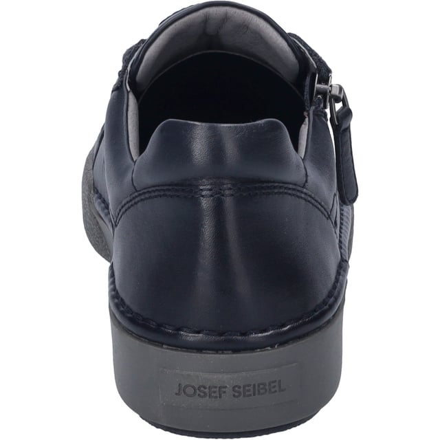 Entdecke die Welt in den neuen Claire 13 Sneakers von JOSEF SEIBEL. Diese Damenschuhe in lebendigem Indigo sind nicht nur ein Blickfang, sondern auch ein Zeugnis für modernen Tragekomfort und hochwertige Materialien. Gefertigt aus feinstem Nappa-Kalbsleder, bieten sie eine perfekte Passform und Funktion für den alltäglichen Gebrauch. Die graue Sohle aus TR und Gummi verspricht Rutschfestigkeit und Strapazierfähigkeit, ideal für alle Outdoor-Aktivitäten. Dank der herausnehmbaren Innensohle ist es möglich, ein eigenes orthopädisches Fußbett zu verwenden, was den Tragekomfort weiter erhöht. Die traditionelle Strobel-Machart, bei der der Schaft mit einer textilen Brandsohle vernäht wird, fördert nicht nur die Stabilität des Laufschuhs, sondern auch seine Langlebigkeit. Mit ihrer Schnürung und der unaufdringlichen Eleganz sind die Claire 13 Sneakers der ideale Begleiter für Freizeit und Streetwear. Sie verkörpern die Philosophie von JOSEF SEIBEL, wo moderner Komfort auf langjährige Handwerkskunst trifft und zeigen, dass wahre Qualität und nachhaltige Produktion Hand in Hand gehen. Diese Schuhe sind ein Statement gegen Fast Fashion und für eine bewusste Wahl, die den Unterschied macht.