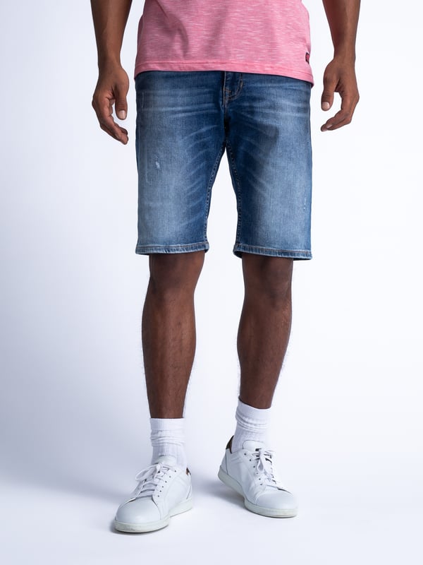 Blizzard Denim-Shorts mit Five-Pocket-Design und normaler Passform. Die Shorts haben eine bequeme, dehnbare Passform. Mit Gürtelschlaufen und einem Hosenschlitz mit Knopf- und Reißverschluss. In mehreren Waschungen erhältlich. Blizzard Denim ShortsNormale PassformHosenschlitz mit einem Knopf- und Reißverschluss82 % Baumwolle, 15 % recycelter Polyester, 2 % ElasthanDas Model ist 186 cm groß und trägt Größe L.