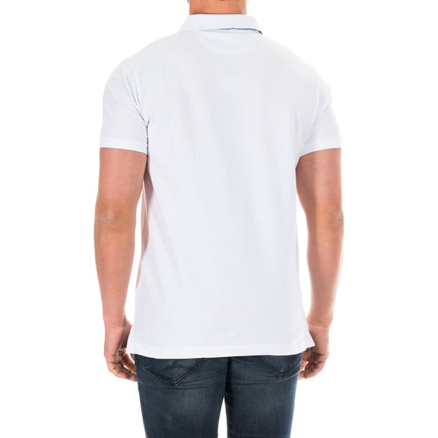 Short sleeve polo.
 Lapel collar with ribbed finish.
 Print of the brand's name on the back of the lapel collar.
 Half button closure on the front.
 Sleeves with ribbed finish.
 Personalized embroidery by the firm, on the upper side.
 Comfortable and breathable fabric.
 Seams seen in tone.
 Composition: 93% Cotton, 7% Elastane
 Care:
- Wash maximum at 30ºC.
 - Iron at medium temperature, max. 110ºC.
 - It is not allowed to use a dryer.
 - Do not use bleach.
 - Does not support dry cleaning.