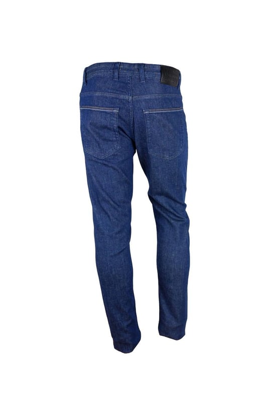 Aquascutum herrjeans i denim i mörkblå färg  
Tillverkade i Italien  
5-fickorsdesign  
Bakre svart lapp  
Framknäppning med knappar  
Material: 100% bomull