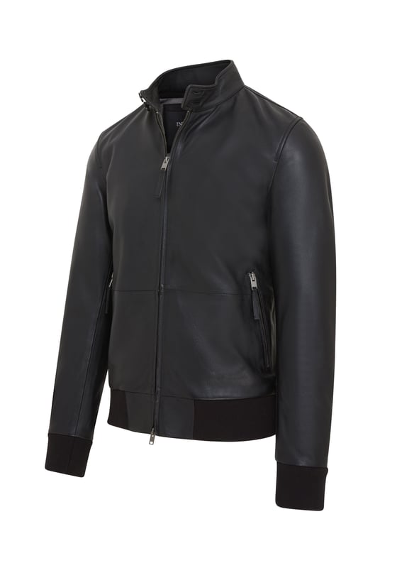 Esta chaqueta bomber para hombre, confeccionada en piel de napa de cordero de primera calidad, combina el encanto vintage con un diseño moderno. Tiene cuello alto con cierre de botón, cremallera en la parte delantera y dos bolsillos externos con cremallera y dos bolsillos internos para mayor comodidad. Los puños y el dobladillo acanalados garantizan un ajuste cómodo y ceñido, lo que la hace perfecta para salidas informales o eventos semiformales. Ya sea que busques un estilo universitario retro o una estética elegante de motociclista, esta chaqueta ofrece un atractivo atemporal y una artesanía duradera. Una prenda esencial del guardarropa para los entusiastas del cuero que aprecian el estilo, la funcionalidad y la calidad. Piel de cordero napa de primera calidad para una sensación suave y lujosa Chaqueta bomber de inspiración vintage con una estética retro universitaria y de motociclista Cuello alto con cierre de botón para mayor estilo Dos bolsillos externos funcionales con cremallera con dos bolsillos interiores Puños y dobladillo acanalados para un ajuste ceñido y personalizado Cierre frontal elegante con cremallera para un uso sin esfuerzo Diseño versátil adecuado para salidas informales y eventos semiformales Duradero y elegante para un uso duradero Una combinación perfecta de encanto retro y moda moderna