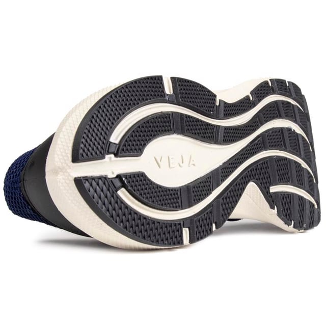 Las zapatillas de Veja son sostenibles. ético y respetuoso con el medio ambiente. La silueta vegana Marlin presenta una parte superior de tejido tejido transpirable. la legendaria firma en V grande en el lateral y forro 100% poliéster reciclado. El ligero. La suela exterior estriada de este zapato azul para correr proporciona un agarre excepcional y una zancada neutral.