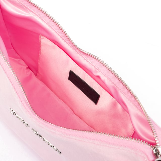 Kabelo Fluwelen Shoudertas Begonia Roze Juicy Couture Roze Fluwelen Mini Schoudertas - Compacte elegantie voor elke gelegenheid
Deze mini schoudertas van Juicy Couture is het must-have accessoire voor fashionista's die graag opvallen. Hij is gemaakt van zacht roze fluweel en combineert stijl en functionaliteit. De tas heeft een praktische ritssluiting, een schouderriem met zilveren kettingen en is versierd met het iconische Juicy Couture-logo en is perfect om essentiële spullen zoals een smartphone, sleutels en lippenstift in op te bergen. Ideaal om glamoureuze dag- en avondlooks mee af te maken.
Afmetingen: B25 x H9 x D12,5 cm
