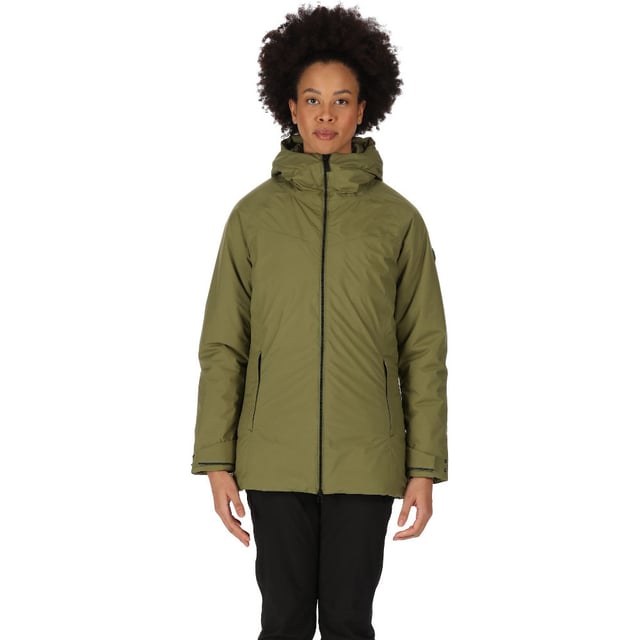 Waterdichte en ademende Isotex 8000 gerecycleerde 100% polyester stretchstof. Gerecycled materiaal en vulling gemaakt van ongeveer 18 plastic flessen (500ml formaat). Ademendheidsclassificatie 8.000g/m2/24 uur. Duurzame waterafstotende afwerking. Getapete naden. Gevoerde polyamide voering. Donsvrij - premium synthetische donsisolatie. Vulling van gemiddelde gewicht. Aangehechte capuchon met een gevoerde kraag aan de binnenkant. Hi-tech waterafstotende 2-wegs rits aan de voorkant. 2 lagere zakken met rits. Binnenzak met rits voor veiligheid. Verstelbare manchetten.