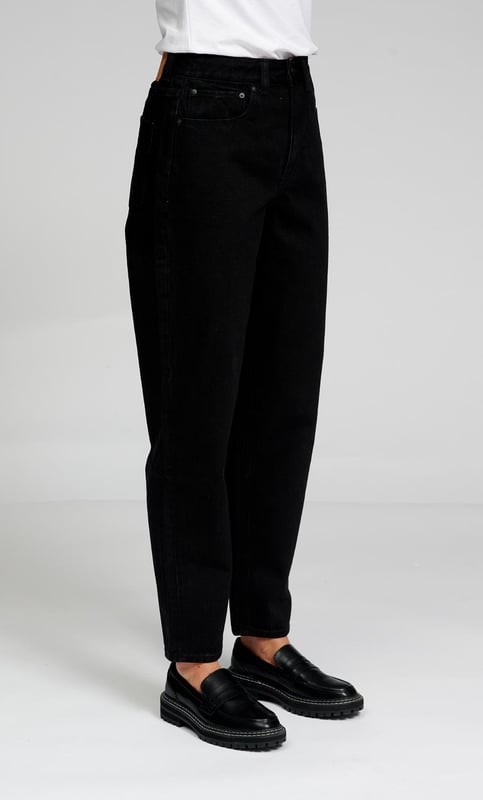 Mama-Jeans von TeeShoppen
Stylische und bequeme Jeans von TeeShoppen. Jeans sind das ganze Jahr über perfekt und eine offensichtliche Wahl für jedes Outfit. Eine gute und bequeme Jeans kann jeden Look vervollständigen.
Die Jeans sind hier in der Farbe Schwarz abgebildet.

 Welche Größe hat die Jeans?  
Jeans können in 24 verschiedenen Größen ausgewählt werden. Siehe und wählen Sie die Größe unter "Größe".
Die Größen sind für Frauen angepasst.

 Über TeeShoppen
Preis und Qualität müssen nicht immer dasselbe sein, und das wollen wir mit unseren Produkten von TeeShoppen unterstreichen. Das Ziel unseres Sortiments ist es, Ihnen die Möglichkeit zu geben, Ihre Garderobe mit einfachen und gleichzeitig modernen Kleidungsstücken zu ergänzen. Aber auch wenn die Kleidung einfach ist, haben wir keine Kompromisse bei der Qualität oder dem Design gemacht. Die Kleidungsstücke sind aus luxuriösen Materialien gefertigt, die angenehm zu tragen sind und sich für jede Gelegenheit stylen lassen. Suchen Sie einen Ort, an dem Sie zeitlose Kleidung für Männer und Frauen finden? Bei TeeShoppen zahlen Sie nicht für teure Marken und Kosten - nur für Qualität und Service. Und so wie sich die Modewelt ständig verändert, erweitern wir auch ständig unser Angebot.