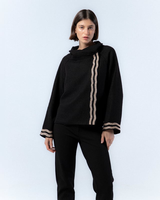 La Chaqueta Mónica es la elección perfecta para añadir un toque de elegancia a tus looks de invierno. Con su diseño minimalista y detalles dorados, esta chaqueta ofrece un estilo sofisticado y cómodo. Ideal para combinar con pantalones oscuros y botas para un look chic y moderno.
 
 
 
 Chaqueta evasé.
 
 Cierre cruzado con dos botones presión.
 
 Detalle en color dorado en manga y cuello.
 
 Tejido jacquard.
