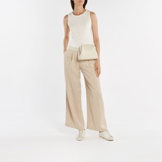 Opta por un look fresco y moderno combinando esta bandolera con conjuntos informales y modernos. Por ejemplo, puedes llevarla con unos vaqueros mom-fit, una camiseta básica blanca y unas deportivas blancas. Así crearás un look casual y urbano. Altura de la bandolera: 125 cm. Doble transporte: una correa ajustable para el hombro. Material: piel de ternero lisa. Forro: algodón. Colores: Beige - Crema. Cierre: solapa con cierre magnético. Disposición interior: un bolsillo de parche. Width: 9. Height: 17.