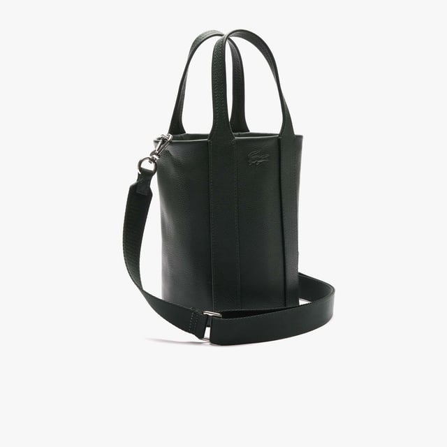 Dames Lacoste City Court bucket bag van grainleer met afneembare riem Verfijnde lijnen, een tijdloos ontwerp en eersteklas leer: Deze City Court bucket bag is een les in Lacoste elegantie. Een praktisch veelzijdig iconisch stuk met een afneembare riem: draag hem op jouw manier.- Afmetingen: L6.3 x H8.7 x D5.5 inch - L16 x H22 x D14.5 cm - Grain lederen buitenkant - Afneembare riem: 28'' - 51'' - 70cm - 130cm - 3 binnenzakken - Krokodil op voorzijde- Ref: NF4517IE-B43