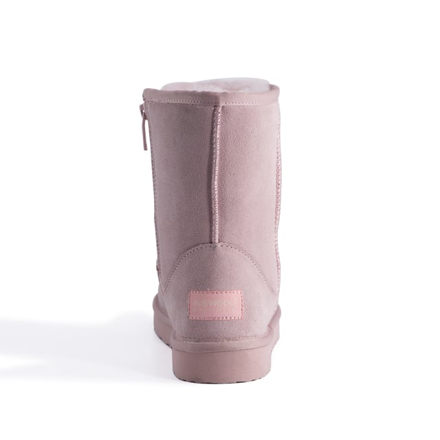 Aus Wooli "Bronte" Australia Mid Calf Zip, Lichtroze DETAILS
Unieke volledig voorgevormde inlegzool met ondersteuning - volledig met schapenvacht gevoerd voetbed - uiterst comfortabel
Comfortabele gemakkelijke pasvorm - laars met rits
Volledig lederen suède bovenwerk - waterafstotend
Zachte echte Australische schapenvacht voering
Duurzaam gewonnen en milieuvriendelijk verwerkt
Waardevolle unisex laarzen
Rubberen EVA buitenzool met hoge dichtheid - lichter, zachter en duurzamer
Lange en stevige wolvacht voor superieure warmte
Dubbele stiksels en versterkte hiel
YKK kwaliteitsrits
Schapenvacht ademt waardoor voeten warm blijven in de winter en koel in de zomer