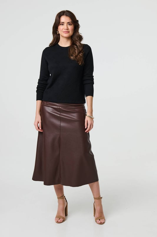 Get a classic look in this slim jumper. It has an embroidered texture on the front, long sleeves and a flattering hip length hem. For an effortless professional outfit, pair with a midi skirt or fitted trousers. This top is also made from a breathable viscose blend.