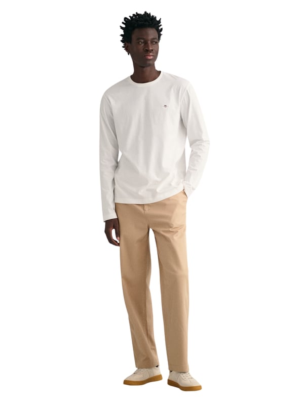 Discover the stylish men's T-shirt from GANT, which features a subtle embroidered crest on the chest for a sophisticated touch. It offers a comfortable fit, long sleeves and a timeless round neckline. Combined with your favorite jeans, it creates a relaxed and fashionable look.