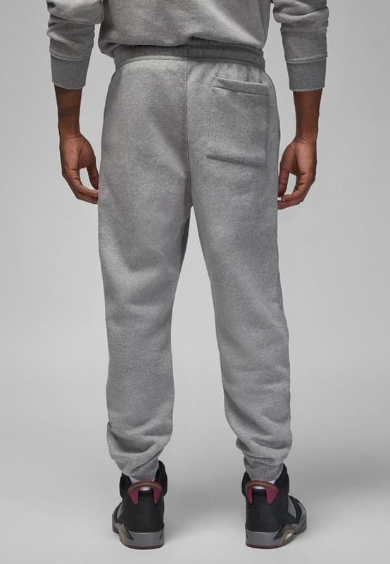 Der Nike Jordan Essential Fleece-Trainingsanzug ist Ihr neues Alltags-Essential. Der vielseitige Fleecestoff ist ideal für die Herbstsaison und bietet den perfekten Hintergrund für das Jumpman-Wappen und die charakteristische Stickerei auf dem Kapuzenpullover und der Jogginghose. Kapuzenpullover und Jogginghose mit elastischem Kordelzug. Der schwere Fleecestoff ist auf der Innenseite gebürstet und sorgt so für zusätzliche Weichheit. Elastische Rippbündchen an Bündchen und Saum. Jordan Standard-Passform.