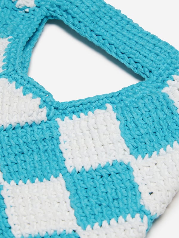 Marni's exploration of colour and aesthetic possibilities are amplified in this girls handbag. Crafted in a Diamond Crochet design with a  single handle and applied Marni Institutional logo. With a two-colour diamond pattern, it is an innovative piece both stylish and divine.  ‚ 15 x 25 x 25cm‚ Handle Light: 7cm‚ 100% Acrylic