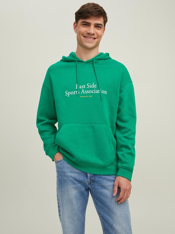 Der JACK & JONES Kapuzenpullover für Männer ist sehr bequem und sitzt perfekt. Seine Kapuze kann mit einem Kordelzug verstellt werden. Die Kängurutasche bietet Platz für all Ihre Habseligkeiten. Die Bündchen sorgen für zusätzlichen Halt und Komfort. Weiche, atmungsaktive Baumwolle und präzise Verarbeitung zeichnen die Mode der Marke JACK & JONES aus. JACK & JONES ist stolzes Mitglied der Better Cotton Initiative. Mit dem Kauf von Baumwollprodukten von JACK & JONES unterstützen Sie einen nachhaltigeren Baumwollanbau.
