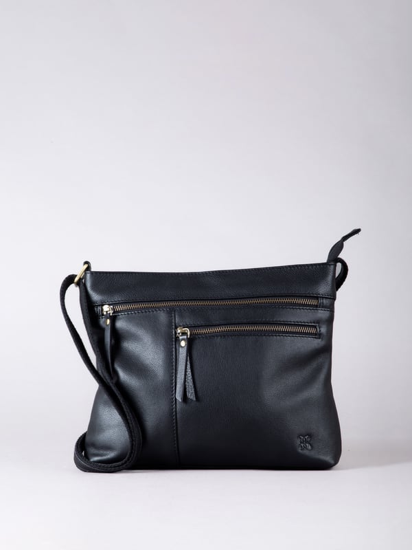 Expertly crafted from premium leather, the Winleigh cross body bag is as practical as it is stylish. Dual front zip pockets elevate this structured silhouette, whilst the adjustable cross body strap allows for versatile and comfortable wear. With plenty of room inside, this classic black bag is ideal for every day.