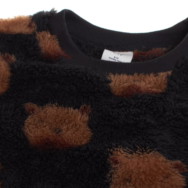 Made entirely from soft sherpa both inside and out, this cozy unisex baby set offers maximum comfort.

 The sweater features a crew neck design, long sleeves with elastic at the cuffs and waist hem, ensuring a comfortable fit.

 The long pants also feature an elastic waist and fitted cuffs for ease of movement.

 Decorated with an adorable teddy bear print, this set is perfect for keeping little ones warm and comfortable at all times.
 Composition: Sweater: 100% Polyester; Pants: 100% Polyester
 Care:
- Machine wash cold.
 - Use similar colors in the wash.
 - Avoid the use of bleaches.
 - Dry at low temperature in the dryer.
 - Iron at low temperature.
 - Do not dry clean.