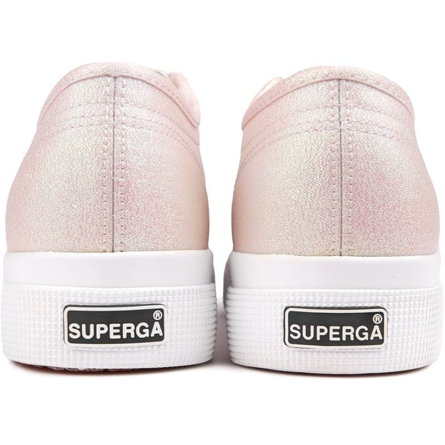 Eleva tu estilo con las zapatillas Superga 2740 Platform Lame. Esta elegante zapatilla cuenta con una suela con plataforma plana de 3,5 cm que le da un toque moderno a un look clásico. La parte superior de lona y la suela de goma vulcanizada brindan comodidad atemporal, mientras que los ojales de metal grabados añaden un carácter único. Perfecta para hacer una declaración de moda sin esfuerzo, la zapatilla de lona Superga 2740 Platform Lame está en la cima de tu lista.