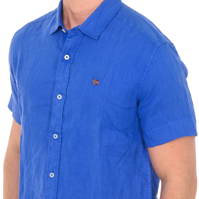 Camisa manga corta.
Color Azul
Cuello de solapa
Manga corta.
Cierre de botones en frontal.
Nombre de la marca bordado en frontal.
Costuras vistas a tono.

Composición:  100% Lino

Lavar máximo a 30ºC.
- Planchar a media temperatura, máx. 110ºC.
- Permite usar secadora.
- No usar lejía.
- No admite el  lavado en seco.