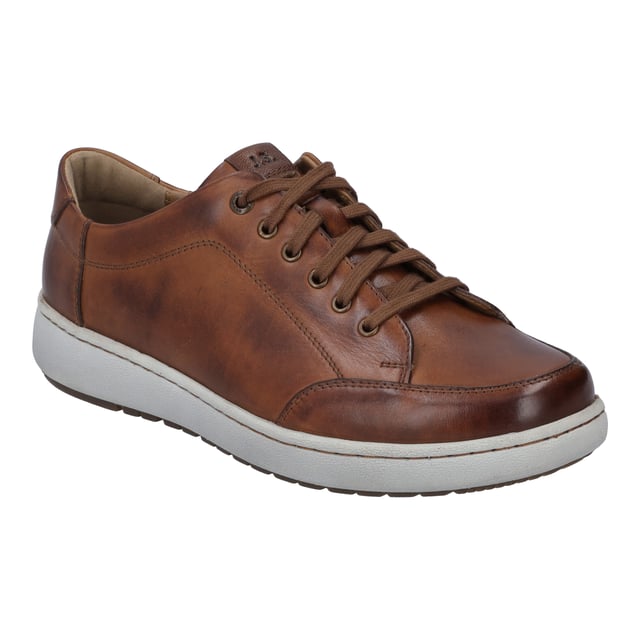 Mit dem David 03 in cognac-kombi präsentiert JOSEF SEIBEL einen Herrensneaker, der Tradition und modernen Tragekomfort vereint. Gefertigt aus hochwertigem Nappa-Rindsleder, bietet dieser Schuh dank der Bequemschuhweite H optimalen Sitz für den breiteren Fuß. Die innovative EVA/TPU-Sohle verspricht Langlebigkeit, Flexibilität und Rutschfestigkeit, ideal für den Alltag. Ein besonderes Merkmal ist die Strobel-Machart, die für außergewöhnliche Stabilität sorgt. Ob für Freizeitaktivitäten im Freien oder als Teil deiner Streetwear-Garderobe, der David 03 ist ein vielseitiger Begleiter. Die Möglichkeit, das Lederfußbett gegen eigene orthopädische Einlagen zu tauschen, unterstreicht die Funktionalität dieses Sneakers. JOSEF SEIBEL setzt auf nachhaltige Slow Fashion, um dir ein Produkt zu bieten, das sowohl in Passform als auch Funktion überzeugt.