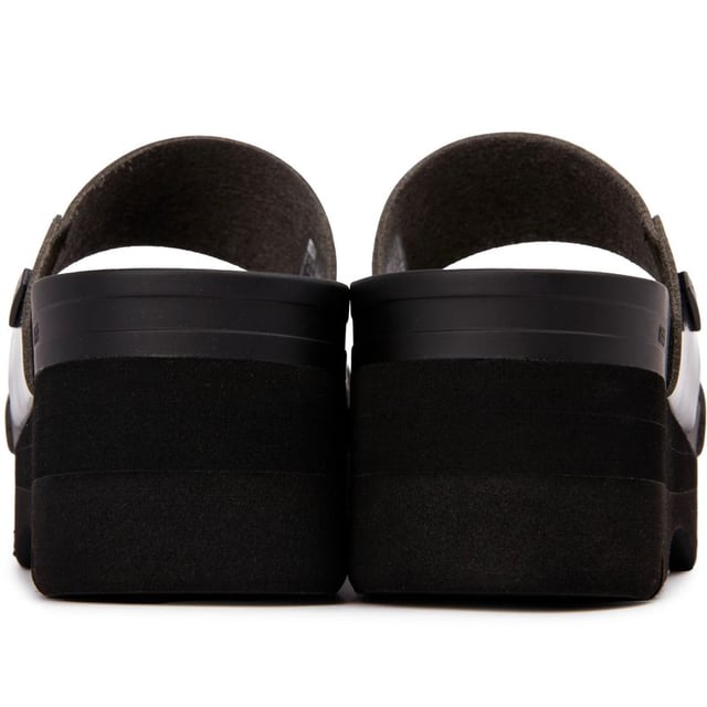 Experimente el lujo con estilo veraniego con las sandalias de plataforma Reef Cushion Vista Higher. La parte superior vegana, la plantilla suave y acolchada y el amplio soporte para el arco brindan a tus pies una pisada cómoda. La suela de plataforma y el talón ofrecen estabilidad y comodidad. Estas sandalias negras brillantes combinan moda y funcionalidad. Mima tus pies con Reef Cushion Vista Hi.