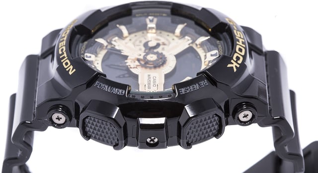 Dit Casio G-shock Analoge-Digitale Horloge voor Mannen is het perfecte accessoire om te dragen of cadeau te geven. De zwarte ronde kast van 50 mm, gecombineerd met de comfortabele zwarte kunststof horlogeband, zorgt ervoor dat je volop van dit prachtige horloge kunt genieten zonder enige concessies. Aangedreven door een hoogwaardig kwartsuurwerk en waterbestendig tot 20 bar, blijft je horloge tikken. Sportief en trendy ontwerp, perfect voor iedereen die van sport houdt! - Het horloge heeft een kalenderfunctie: Dag-Datum, Wereldtijd, Stopwatch, Timer, Alarm, Verlichting. Hoogwaardige zwarte kunststof band van 21 cm lang en 22 mm breed met een gesp. Kastdiameter: 50 mm, kastdikte: 14 mm, kastkleur: zwart en wijzerplaatkleur: goud.