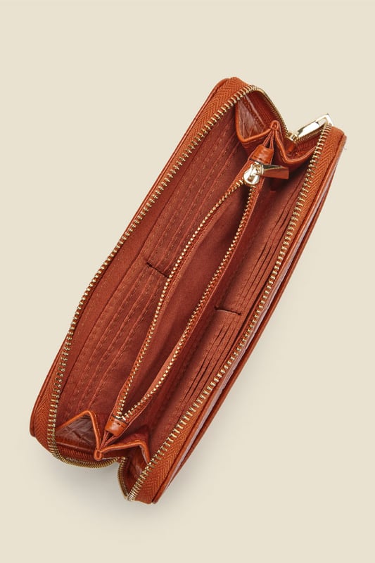 The essential accessory
Made from luxe grain leather
Zip fastening and inner zip coin pocket
Luxe gold hardware and logo detail
Multiple card and cash compartments
Treat yourself or someone else