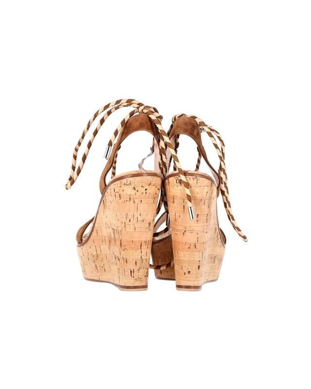 VINTAGE, RRP WIE NEU
Schnüren Sie sich für ein stilvolles Sommerabenteuer mit den Gianvito Rossi Schnür-Cork-Wedge-Sandalen – einer schicken Mischung aus braunem Wildleder und Korkabsätzen. Mit einem offenen Zehenstil, auffälligen gestreiften Schnürriemen und bequemen Keilabsätzen sind diese Sandalen das perfekte Statement-Accessoire für den modischen Freigeist.

Gianvito Rossi Schnür-Cork-Wedge-Sandalen aus braunem Wildleder
Zustand: Ausgezeichnet
Tragespuren: Keine sichtbaren Mängel
Material: Wildleder
Farbe: Braun
Größe: IT38.5 / US8.5 / UK5.5
SKU: 364492 / NAPPUGBSH364492W